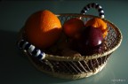 cesto di frutta in penombra cesto di frutta in penombra
