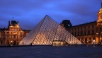 La pyramide du Louvre de nuit La pyramide du Louvre de nuit