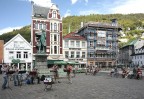Bergen (Norvegia). 
Giovani di San Pietroburgo suonano "Un americano a Parigi" sotto la statua di Holberg (danese ma nato a Bergen).
Del pubblico, multietnico, le nazionalit� non sono... note...