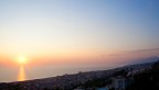 Tra mare e montagna un paese col nome di donna Tra mare e montagna un paese col nome di donna