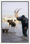 Bari - zona Torre a Mare - Un pescatore arriccia un polipo