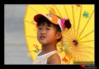Pechino, bambina con ombrellino giallo.