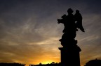 salvaci dalle tenebre... salvaci dalle tenebre...