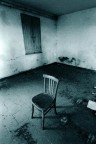 sieda in una stanza vecchia&abbandonata