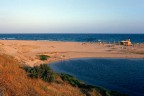 Alba su una spiaggia della sardegna.
Minolta X300s, 28mm 2.8, Fuji Velvia, Croppata.
