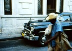 Le vecchie auto degli anni 50, pi� volte riparate, si aggirano come simpatiche balene per le vie assolate..
Scansione di diapositiva Ektacrome _
