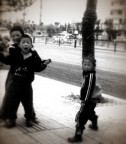 Street Kids � un progetto che testimonia gli ultimi momenti di una realt� che sta scomparendo in Cina. Le citt� crescono, i quartieri cambiano. Bambini responsabili e irresponsabili nei vicoli. Scatti rubati con una toycam.