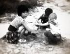 Street Kids � un progetto che testimonia gli ultimi momenti di una realt� che sta scomparendo in Cina. Le citt� crescono, i quartieri cambiano. Bambini responsabili e irresponsabili nei vicoli. Scatti rubati con una toycam.
