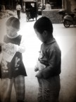 Street Kids � un progetto che testimonia gli ultimi momenti di una realt� che sta scomparendo in Cina. Le citt� crescono, i quartieri cambiano. Bambini responsabili e irresponsabili nei vicoli. Scatti rubati con una toycam.