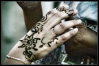 La tradizionale applicazione dell'henn� sulla mano nelle strade di Marrakech.