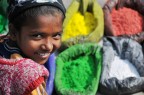 Holi e' una delle maggiori festivita' induiste in India e Nepal ed e' paragonabile per alcuni aspetti al nostro carnevale. I ragazzini si tirano la polvere colorata che possono comprare per le strade.La bambina ritratta in questa foto era una di queste venditrici.
