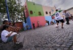 Visto che siamo in tema mondiali...e che l'Argentina � una delle favorite...posto uno degli scatti di strada fatto nel quartiere La Boca di Buenos Aires nel mio ultimio viaggio.
Ciao