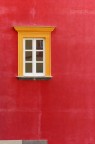 Finestra gialla in campo rosso Finestra gialla in campo rosso