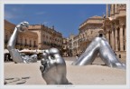 Trovandomi in Piazza Duomo a Ortigia (Siracusa) mi sono imbattuto in questa opera d�arte moderna dell�artista Seward Johnson.
Un vero Shock in una delle pi� belle piazze d�Italia.
Un�Imponente opera in un Maestoso Scenario.
Contrasto tra Arte Moderna e Antica.
Nikon D5000
Sigma 18-200
1/2000
f 9
iso 200