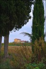 una casa incorniciata nella campagna una casa incorniciata nella campagna