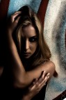 Un'ombra dorata è luce sul tuo viso. Un'ombra dorata è luce sul tuo viso.