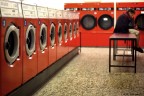 Mi piacciono le lavanderie, son dei posti caldi, profumati, sospesi e tutti uguali. L'altro giorno ci ho beccato un ragazzo che si era levato i pantaloni per lavare pure quelli, e aspettava tranquillo.