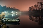 Brivio, barche sul fiume in notte nebbiosa