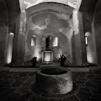 in questo fonte i credenti sono immersi nella