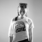 Con la 40D, Iso 200, 1/200 di secondo. 85mm a f/1,8

2 grossi bank a luce continua ai suoi fianchi

Critiche e commenti son sempre bene accetti : )