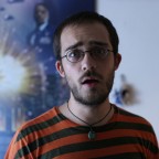 Foto piuttosto vecchia, fatta con la 20D e il 50 1,8 a f/2,2. Iso 400 a 1/50 di secondo.

Era uno scatto fatto tanto per quindi la luce proveniva solo dalla finestra. Lo ho incluso in una raccolta che ho chiamato "Facce" e che include ritratti molto semplici, fatti a luce ambiente... spero di proporvene molti.

E spero vi piaccia!