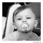 Con lo sguardo perso nel vuoto..