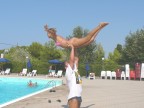 Acrobazie in piscina ....