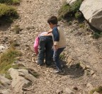 Solo un'istante di una camminata in montagna