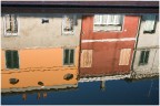 a Comacchio l'acqua � elemento dominante e cos� anche le case specchiate nei canali sembrano pi� vere di quelle reali, in un'atmsfera sognante.
Non sono un mito con photoshop perci� la foto � praticamente al naturale, come scattata: 1/500  f/4.0 ISO 400 Tamron 17-50 a 29 mm
