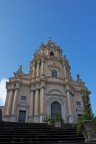 Ecco la foto classica.

Qui ho inquadrato solo la chiesa� l'inquadratura � dal basso perch�, come si vede dalla foto, la chiesa � in cima ad una scalinata chiusa da un inferriata (e quindi inaccessibile).

Non ho volutamente corretto le linee cadenti per accentuare la "maestosit�"

I dati di scatto:
ISO 100
f/11
1/100
18mm