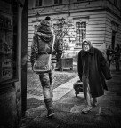 Uscito da un bar dopo un caff�', sentii un gruppetto di giovanissimi, pronunciare questa frase... oohhh ..occhio !!! occhio !!! alla vecchia!!!! attesi vicino a loro...quando questa si avvicino' il gruppo si defilo' velocemente..  ... i ragazzi...