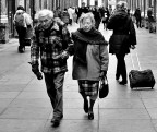 Camminando per Bruxelles, mi ha colpito l'abbigliamento complementare a quadri della coppia di anziani! 

Lunghezza 40mm
Diaframma: f/4.5
tempo: 1/80
ISO: 400
