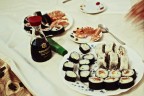 First time sushi homemade. Vorrei sapere che ne pensate. Ovviamente della foto =) Scattata con Sony Cybershoot. Forse ho esagerato un p� troppo con la pp -troppo rumore- ma si accettano qualunque tipo di suggerimenti vogliate donare per aiutarmi a migliorare maf e compo. Thanks compagni, buonanotte