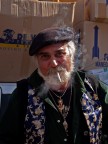 Un venditore piuttosto caratteristico proveniente dall'Europa dell'est presso lo storico mercato romano di Porta Portese. 

Si tratta di una persona veramente molto simpatica ed alla mano che al contrario di altre persone � ben contento di posare sorridente davanti agli obbiettivi di turisti e curiosi. 

Fotografia scattata con Olympus e-520 + Zuiko digital 50 mm macro

TEMPI: 1/200
DIAFRAMMA: f/5.0
ISO: 100

Pareri, commenti e critiche sempre ben accetti
Grazie
Andrea