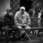 Una coppia di anziani seduti nel centro storico di Napoli