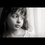 Ci sono pensieri, 
che indugiano �anima mia
tra luce ed ombra;

Ma tu �sorridi a entrambe.

Sono solo sorelle, 
figlie �anima mia
di una stessa madre di vita. 
_______________________

135mm - f2.0
iso 400 - 1/160
flash di schiarita