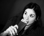 Bevendo una birra B&W Bevendo una birra B&W