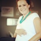 piu che l'evvento in se ho voluto riprendere l'espressione migliore della gioia di aspettare un bimbo. Per questa ragione , la pancia ce' ma non in primo piano, il viso ce ma non del tutto...