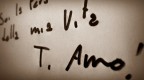 Una lettera scritta a mano - d'amore - oggi � diventata una cosa desueta. Cambiano le epoche, cambiano i costumi, e cambiano anche i confini tra ci� che prima era normale, e oggi non lo � pi� nella stessa misura di ieri. "Strano"......