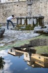 stara' fotografando il riflesso sull'acqua?? stara' fotografando il riflesso sull'acqua??