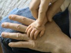 Un momento di tenerezza di un padre con il proprio figlio...