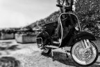 Vi posto chiedendovi qualche consiglio perch� nel momento in cui ho deciso di scattare questa foto lo pensata in bianco e nero.
Non so come buttarla gi� , ma lo pensata bene ? Nel senso riesco a dare quella nota di nostalgia pensando a una vespa...

Modello fotocamera: Canon EOS 5D Mark III
Velocit� otturatore: 1/250sec
Apertura: f/4.5
ISO: 100
Lunghezza focale: 30mm
Informazioni lente: Sigma DG Hsm IF 24-70mm F 2.8