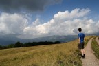 E' il mio primo tentativo di doppia esposizione. Essendoci una persona, ho preso una sola immagine e l'ho sovraesposta/sottoesposta, unendo poi cielo e montagne sullo sfongo con il campo in primo piano tramite maschera di livello in Gimp. Vorrei sapere se il lavoro vi pare svolto in maniera corretta, o se trovate errori. Grazie