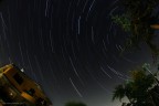 Alla fine ci sono riuscito, ho fatto il primissimo startrail, la location non � delle migliori, in questi giorni far� un p� di prove per trovarne una senza troppo "inquinamento"

La foto � l'unione di 150 scatti da 25" con intervallo di 10". Canon 60D + Samy 8mm Apertura f5.6