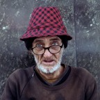 Scansione da negativo Kodak Portra 160 6x6 scattato con Yashica 12.
Stava leggendo un giornale, vecchio di alcuni giorni, appoggiato al muro vicino alla Libreria COOP di Bologna, gli ho chiesto se potevo scattare e mi ha detto di si senza problemi.
Parlandoci un po mi ha detto che � di Pistoia... chiss� com'� finito a Bologna, non ha voluto dirmelo e forse io avrei fatto anche meglio a non chiederglielo.

Commentate e criticate!