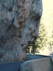 Sembra il profilo del volto di Ges�...� una roccia naturale scolpita dalle forze della natura e non dall'uomo!!! Il viso si vede solo da questo lato, dall'altra parte dopo la curva � una roccia normale senza significato.

Lo so che lo sfondo e sovraesposto, ma io passavo di l� in quel momento e la roccia si trova a 500 km da casa quindi...