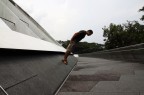 Sfidando la gravit� Sul ponte Alexandra Ark in Singapore