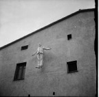 Daniel Nijinski Superstar , 1997
Resina sintetica; altezza 178 cm
all'interno del giardino di daniel spoerri
(scansione di negativo 6x6 di voigtlander brillant)