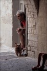Su il sipario: nel vicolo. Su il sipario: nel vicolo.
