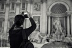 Turista alla Fontana di Trevi